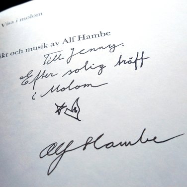 Alf Hambes signatur. Foto: Jenny Luks.