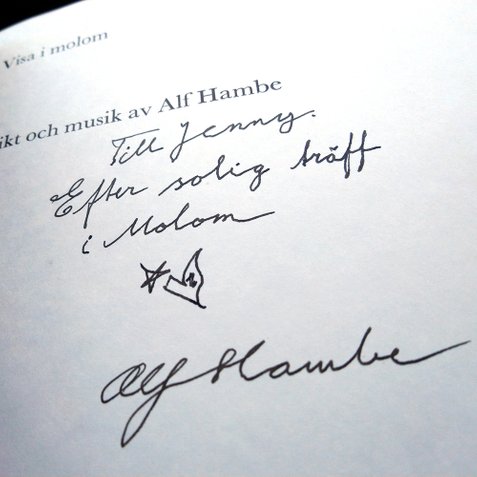Alf Hambes autograf i boken Visa i Molom. Foto: Jenny Luks.